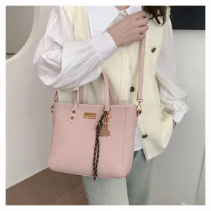 Pink tote bag for women commuting shoulder bag stylish casual handbag with metal charm