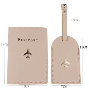 Set porta passaporto e etichetta per bagaglio in pelle PU beige con design aereo.