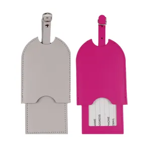 Nahaufnahme von PU-Leder-Gepäckanhängern in Grau und Rosa mit Kartenfächern und Metallschließen.