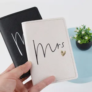 Set copripassaporto in pelle PU con stampa di lettere eleganti, perfetto per i viaggi.