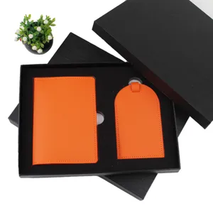 Detailansicht des orangefarbenen Leder-Passhalters und Gepäckanhängers in Geschenkbox.
