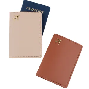 Custodia protettiva per passaporto da viaggio in pelle PU con decorazione a aereo metallico.