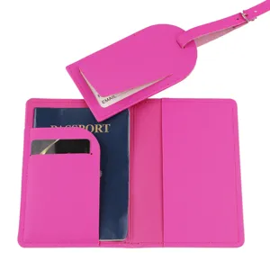 Set da viaggio con porta passaporto in pelle rosa brillante e etichetta per bagaglio elegante.