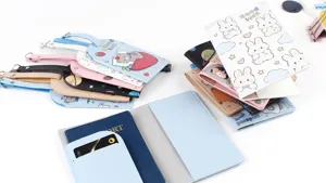 Set copri passaporto ed etichetta valigia in pelle PU con simpatici disegni cartoon.