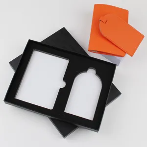Exklusives Leder Passhülle und Kofferanhänger Set in Orange mit schwarzer Geschenkbox.