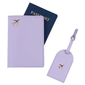 Vista dettagliata della custodia per passaporto in PU viola chiaro con aereo dorato.