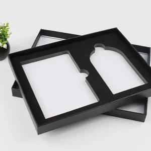 Nahaufnahme Detail der schwarzen Geschenkschachtel mit Schaumstoffeinlage für Schmuckverpackung.