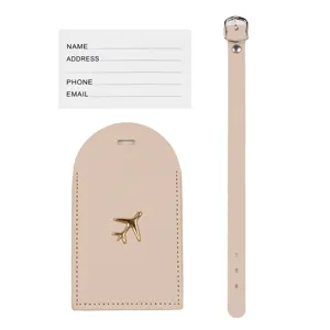 Set di etichette per bagagli in pelle PU beige con emblema aereo e cinturino da viaggio.