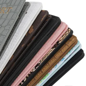 Mehrfarbige PU Leder Reisepasshülle Dokumentenorganizer mit stilvollen Texturen.