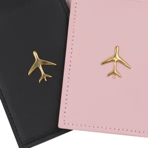 Copripassaporto in pelle PU con decorazione di aereo dorato e cuciture eleganti per valigia.