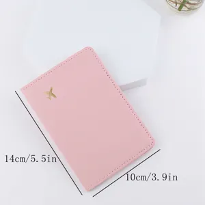 Porta passaporto in ecopelle rosa con dimensioni, custodia da viaggio minimalista chic.