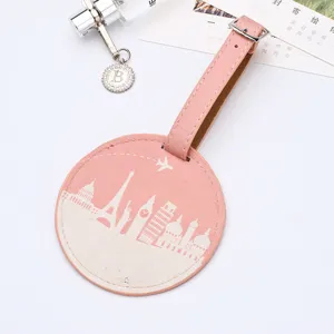 Etiqueta de equipaje redonda de cuero PU rosa con estampado de horizonte urbano y correa ajustable.