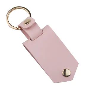 Roze leren DIY blanco sleutelhanger met metalen ring en drukknop voor hitteoverdrachtbedrukking.