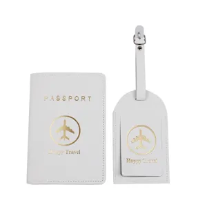 Set portapassaggio ed etichetta valigia in pelle PU bianca con logo aereo dorato.