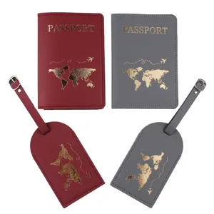 Dettaglio del set porta passaporto ed etichetta valigia in pelle PU con mappa del mondo dorata.