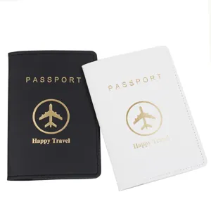 Vista dettagliata della copertina per passaporto in pelle PU con aereo dorato in nero e bianco.