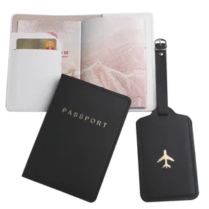 PU Leder Reisepasshülle und Kofferanhänger Set mit elegantem goldenem Flugzeug Motiv.
