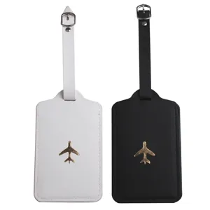 Detailansicht von PU-Leder Kofferanhängern mit goldenem Flugzeug-Design, Set.