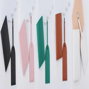 Dettagli del set da viaggio elegante con porta passaporto ed etichetta valigia in pelle.