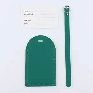 Set di etichette per bagagli in pelle PU verde con cinturino e porta carte ID.