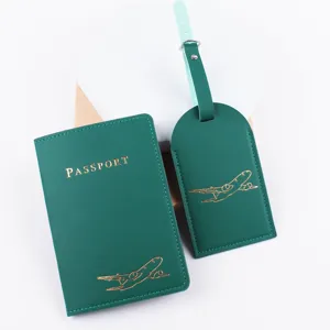 Dettagli del set passaporto e etichetta valigia in pelle PU verde scuro con aereo dorato.