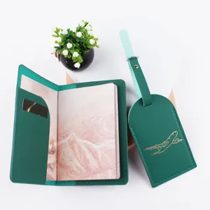 Set dettagliato di porta passaporto e etichetta bagaglio in pelle PU verde elegante.