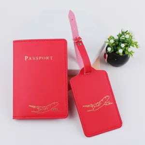 Set porta passaporto ed etichetta valigia in pelle PU rossa con stampa aereo dorata.