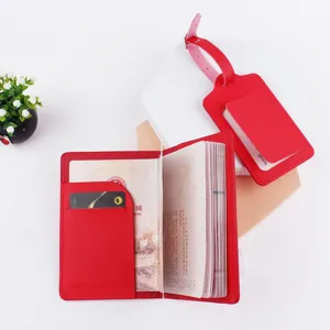 Set portapassaporto ed etichetta per valigia in ecopelle PU rossa, vista dettagliata.