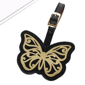Primo piano dell'etichetta bagaglio a farfalla nera con elegante motivo dorato e cinturino.