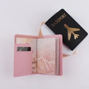 Dettaglio copertina passaporto in pelle, astuccio rosa con tasche interne per documenti.