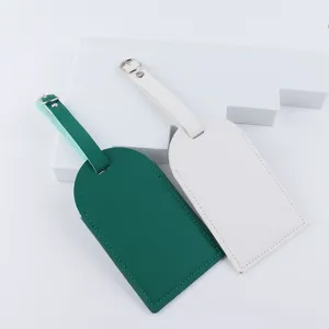Set di etichette per bagagli in pelle PU verde e bianco con fibbie in metallo per viaggi facili.