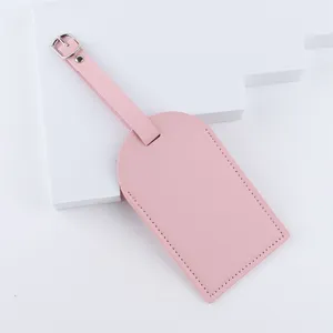 Etichetta per valigia in pelle rosa con fibbia in metallo, targhetta da viaggio resistente e pratica.
