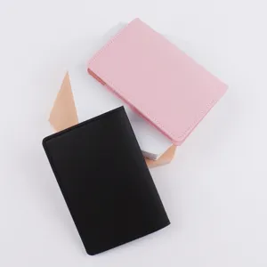 Vista di dettaglio del porta passaporto in pelle PU minimalista in rosa e nero con cuciture.