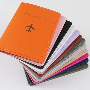 Dettaglio della custodia per passaporto in pelle PU colorata con trama goffrata e design impilato.