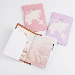 Vista detallada de funda de pasaporte de piel PU con estampado de mapamundi, organizador.