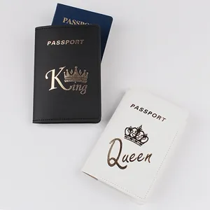 Vista detallada de fundas de pasaporte para pareja en blanco y negro con elegante estampado.