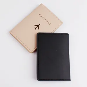 Vista detallada de fundas para pasaporte de cuero PU bicolor con diseño de avión y texto elegante.