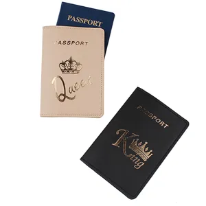 Vista detallada de las fundas para pasaporte con elegantes diseños de Queen y King en lámina dorada.