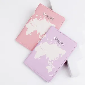 Vista detallada de coloridas fundas de pasaporte de cuero PU con estampado de mapamundi.