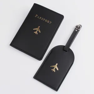 Juego de funda para pasaporte y etiqueta de maleta en cuero PU negro con avion dorado.