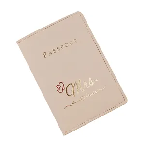 Elegante porta passaporto in pelle PU rosa cipria con stampa a caldo dorata per viaggi.
