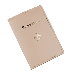 Copertina per passaporto in pelle con dettagli in oro, elegante custodia da viaggio.