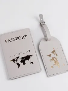 Set da viaggio minimalista in pelle grigia con elegante copripassaporto ed etichetta valigia.