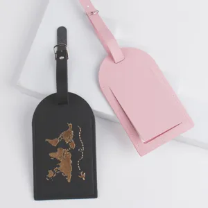 Vista dettagliata delle etichette per bagagli in pelle PU, nera con mappa e rosa.