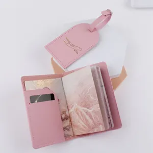 Dettaglio porta passaporto ed etichetta per bagagli in ecopelle rosa, set da viaggio.