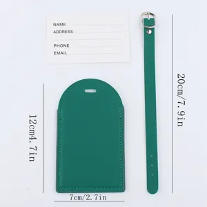 Primo piano dettagliato del set di etichette per bagagli in pelle verde con supporto.