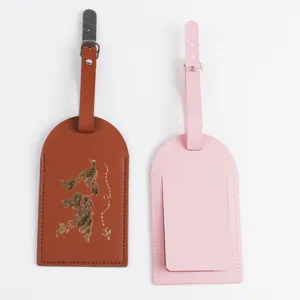 Etichette per bagagli in pelle PU set di due, mappa marrone e porta carte rosa da viaggio.