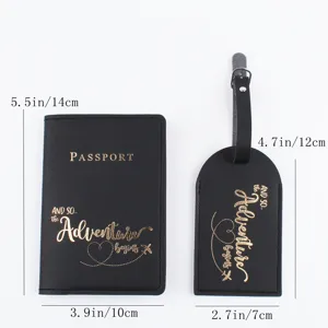 Set porta passaporto ed etichetta per valigia in pelle PU nera con elegante scritta dorata.