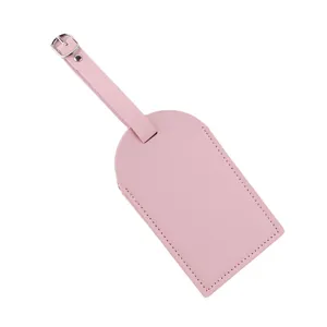 Etichetta per valigia in pelle rosa porta nome da viaggio con cinturino e fibbia.