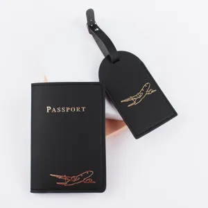 Set copri passaporto ed etichetta valigia in ecopelle nera con motivo aereo dorato.